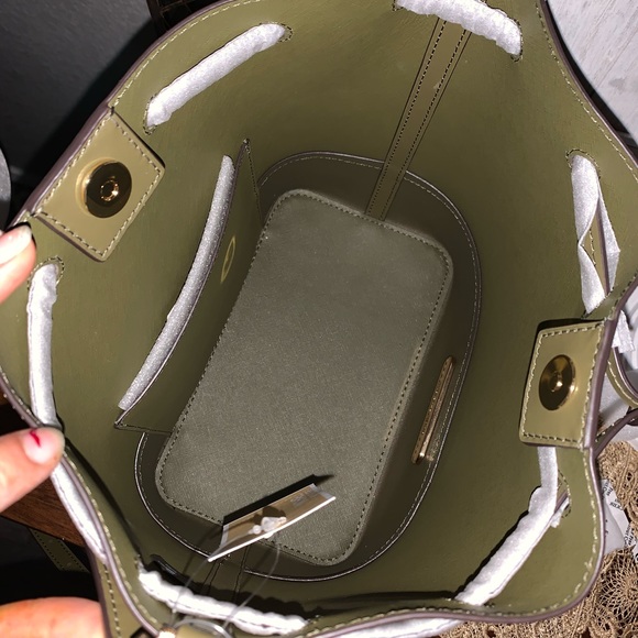 Last one ‼️New MK trista medium bucket bag ♥️ - Picture 4 of 7
